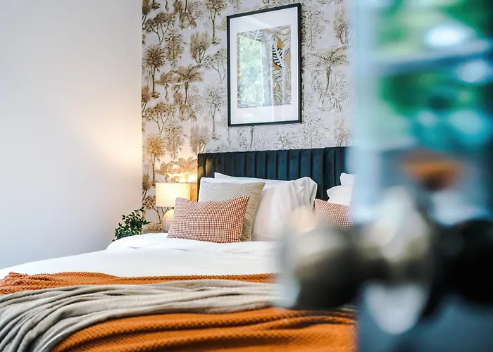 Large 4br House, Sleeps 8, Parking, Full Kitchen, Ideal For Groups, Family, Contractors Manchester