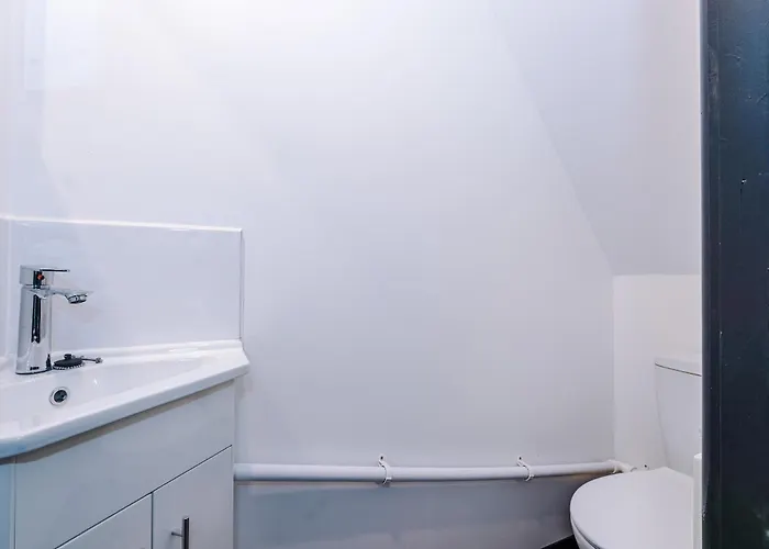 Holiday home Large 4br House, Sleeps 8, Parking, Full Kitchen, Ideal For Groups, Family, Contractors