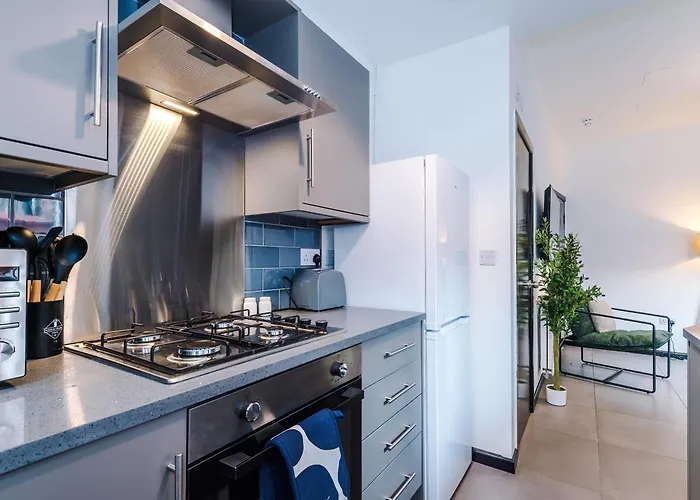 Large 4br House, Sleeps 8, Parking, Full Kitchen, Ideal For Groups, Family, Contractors *