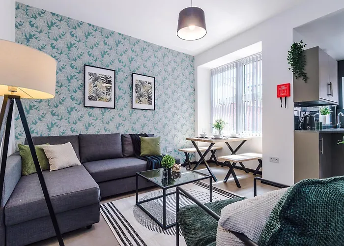 Large 4br House, Sleeps 8, Parking, Full Kitchen, Ideal For Groups, Family, Contractors * Manchester