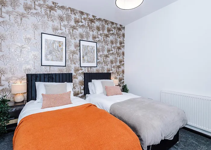 Large 4br House, Sleeps 8, Parking, Full Kitchen, Ideal For Groups, Family, Contractors *