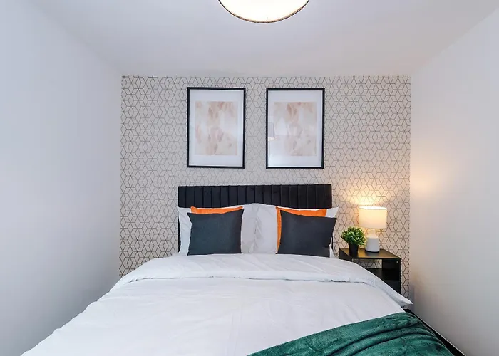 Holiday home Large 4br House, Sleeps 8, Parking, Full Kitchen, Ideal For Groups, Family, Contractors Manchester