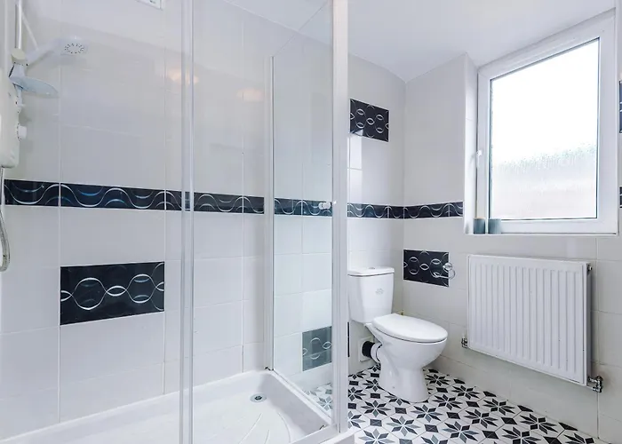 Large 4br House, Sleeps 8, Parking, Full Kitchen, Ideal For Groups, Family, Contractors Holiday home