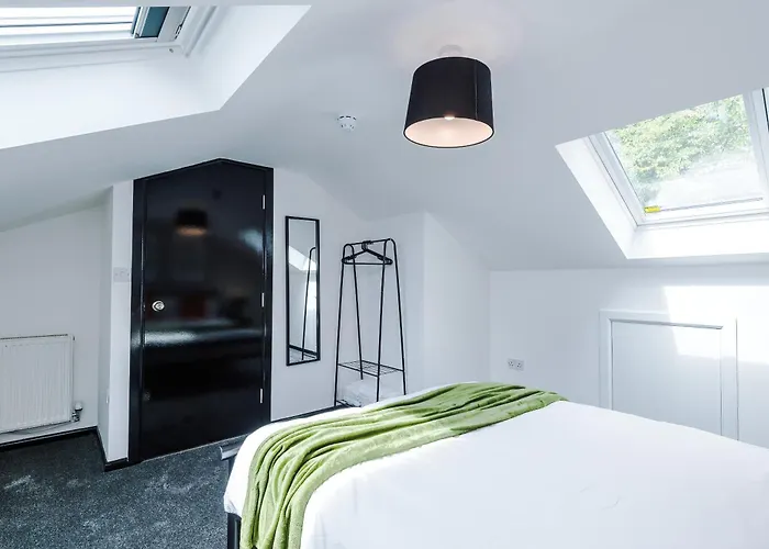 Large 4br House, Sleeps 8, Parking, Full Kitchen, Ideal For Groups, Family, Contractors Holiday home