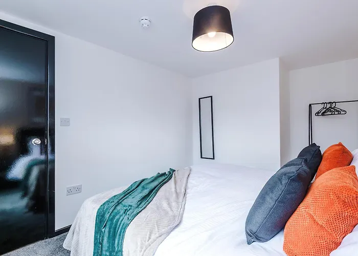 Large 4br House, Sleeps 8, Parking, Full Kitchen, Ideal For Groups, Family, Contractors