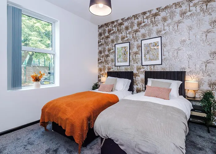 Large 4br House, Sleeps 8, Parking, Full Kitchen, Ideal For Groups, Family, Contractors Manchester