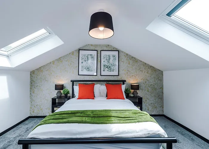 Holiday home Large 4br House, Sleeps 8, Parking, Full Kitchen, Ideal For Groups, Family, Contractors Manchester