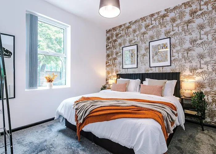 Large 4br House, Sleeps 8, Parking, Full Kitchen, Ideal For Groups, Family, Contractors Сasa de vacaciones