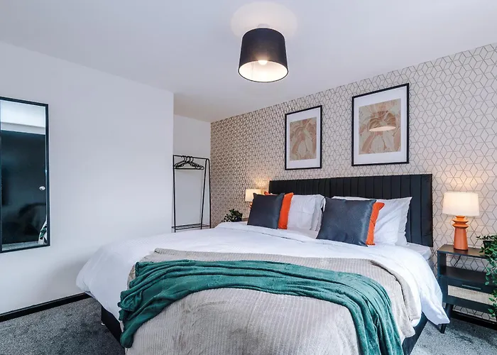 Large 4br House, Sleeps 8, Parking, Full Kitchen, Ideal For Groups, Family, Contractors Mánchester