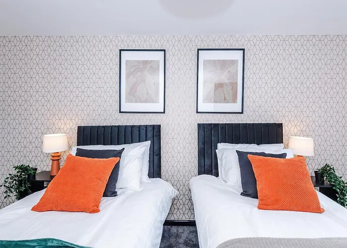 Large 4br House, Sleeps 8, Parking, Full Kitchen, Ideal For Groups, Family, Contractors Holiday home *