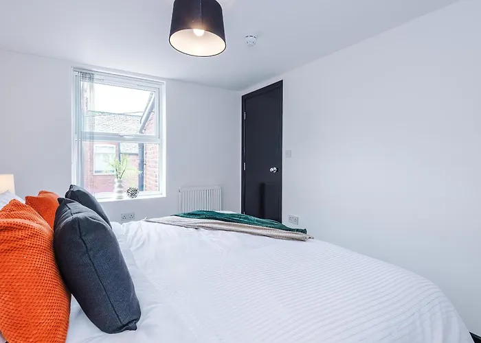 Holiday home Large 4br House, Sleeps 8, Parking, Full Kitchen, Ideal For Groups, Family, Contractors Manchester