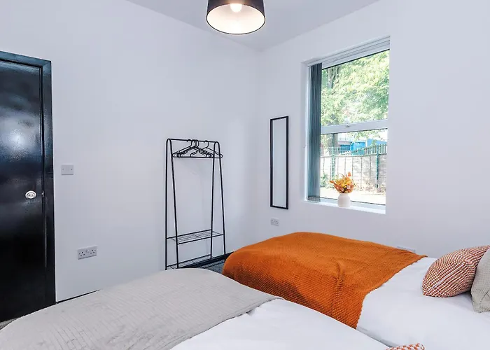 Large 4br House, Sleeps 8, Parking, Full Kitchen, Ideal For Groups, Family, Contractors *