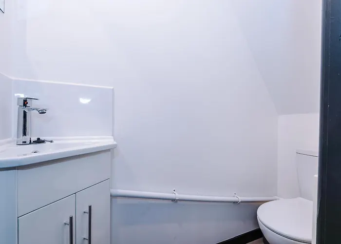 Сasa de vacaciones Large 4br House, Sleeps 8, Parking, Full Kitchen, Ideal For Groups, Family, Contractors *