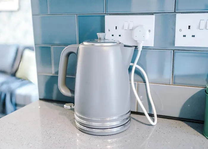 Large 4br House, Sleeps 8, Parking, Full Kitchen, Ideal For Groups, Family, Contractors Holiday home Manchester