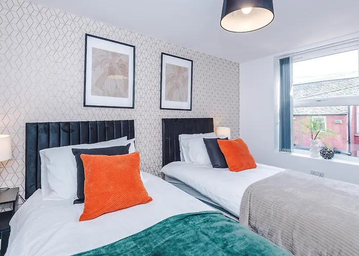 Large 4br House, Sleeps 8, Parking, Full Kitchen, Ideal For Groups, Family, Contractors *