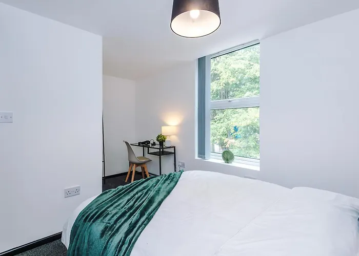 Holiday home Large 4br House, Sleeps 8, Parking, Full Kitchen, Ideal For Groups, Family, Contractors