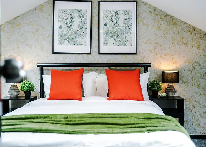 Large 4br House, Sleeps 8, Parking, Full Kitchen, Ideal For Groups, Family, Contractors Сasa de vacaciones Mánchester