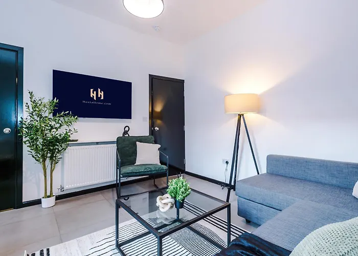 Large 4br House, Sleeps 8, Parking, Full Kitchen, Ideal For Groups, Family, Contractors * Manchester