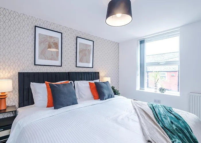 Large 4br House, Sleeps 8, Parking, Full Kitchen, Ideal For Groups, Family, Contractors Holiday home *