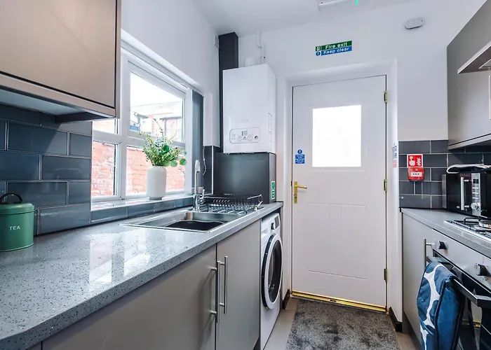 Large 4br House, Sleeps 8, Parking, Full Kitchen, Ideal For Groups, Family, Contractors