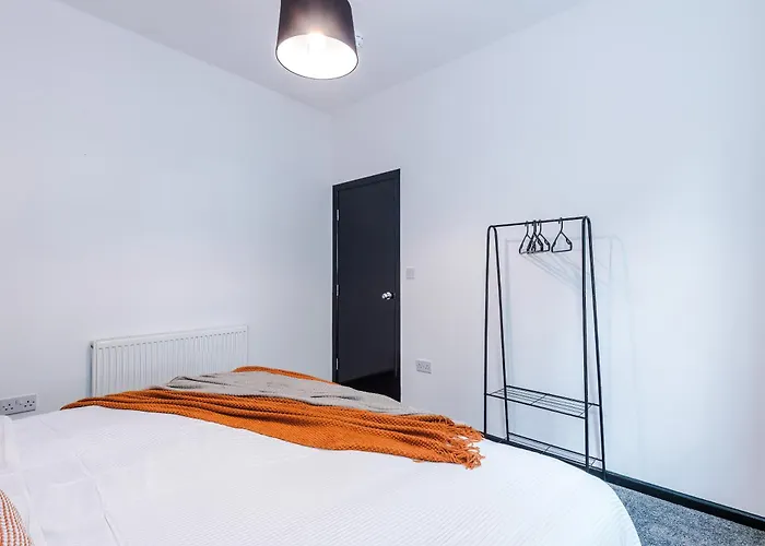 Large 4br House, Sleeps 8, Parking, Full Kitchen, Ideal For Groups, Family, Contractors Holiday home Manchester