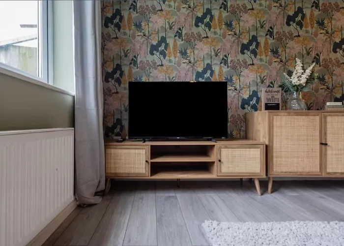 Chic 4bd Abode - Free Parking - Snooker *