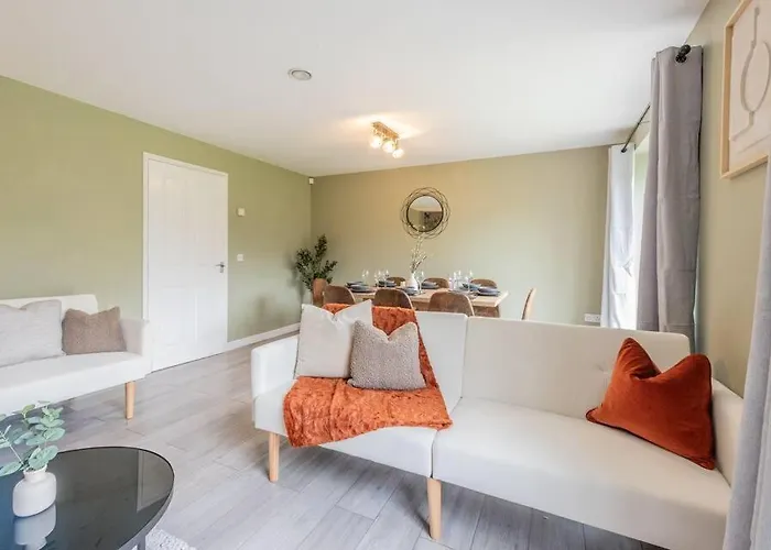 Chic 4bd Abode - Free Parking - Snooker