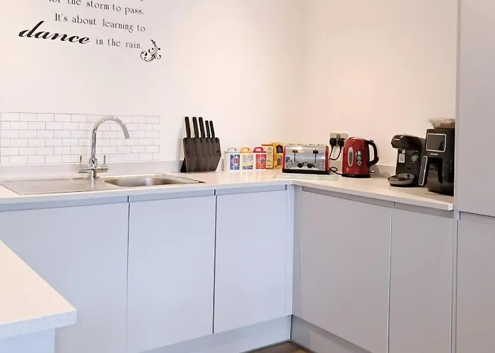 Lets Sa I 2bed 2bath L Waterfront L Private Balcony I Relaxing Retreat I Great Location 맨체스터