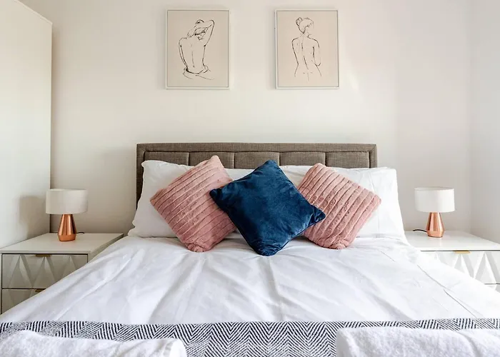 Lets Sa I 2bed 2bath L Waterfront L Private Balcony I Relaxing Retreat I Great Location * 맨체스터