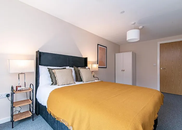 2 Bedroom Flat By Eccles Station With Communal Rooftop Garden *