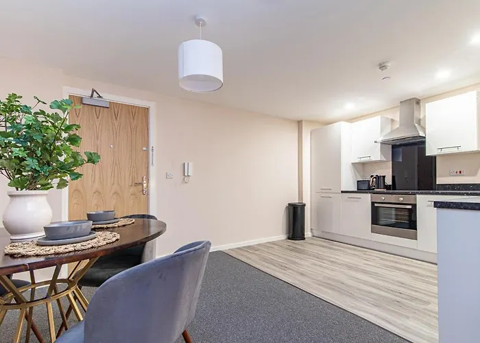 2 Bedroom Flat By Eccles Station With Communal Rooftop Garden Apartmán