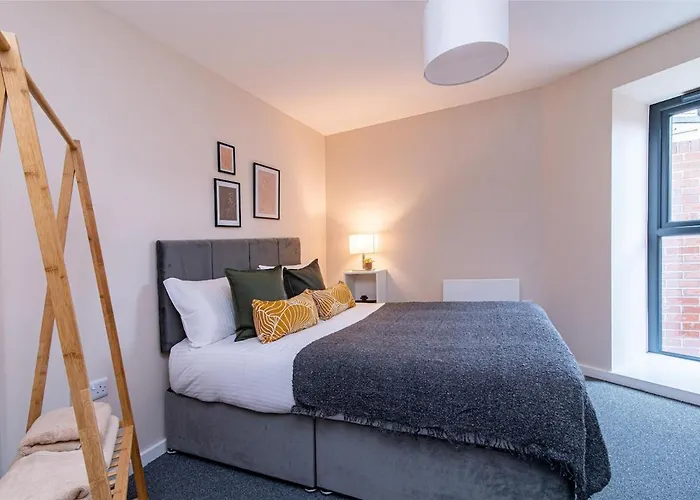 2 Bedroom Flat By Eccles Station With Communal Rooftop Garden *