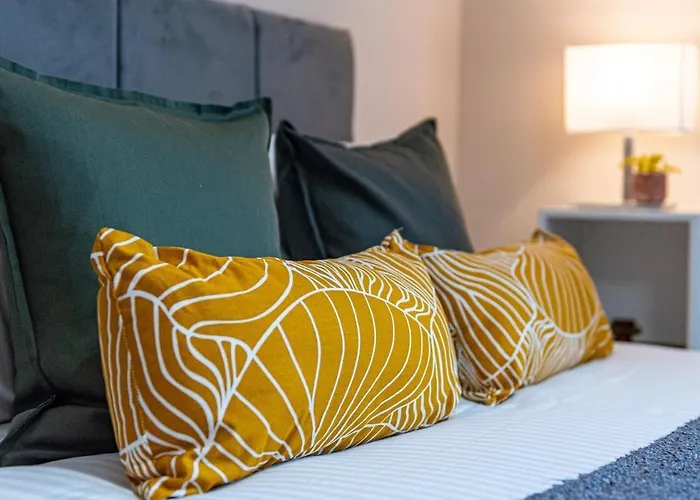 2 Bedroom Flat By Eccles Station With Communal Rooftop Garden *