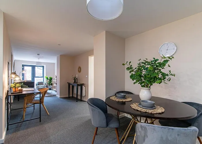 2 Bedroom Flat By Eccles Station With Communal Rooftop Garden Manchester