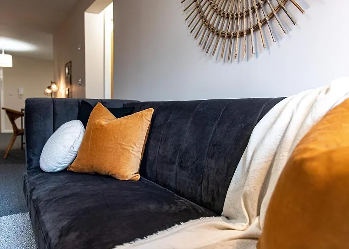 2 Bedroom Flat By Eccles Station With Communal Rooftop Garden * Manchester