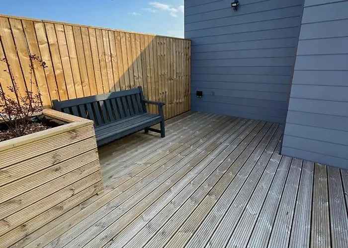 2 Bedroom Flat By Eccles Station With Communal Rooftop Garden *