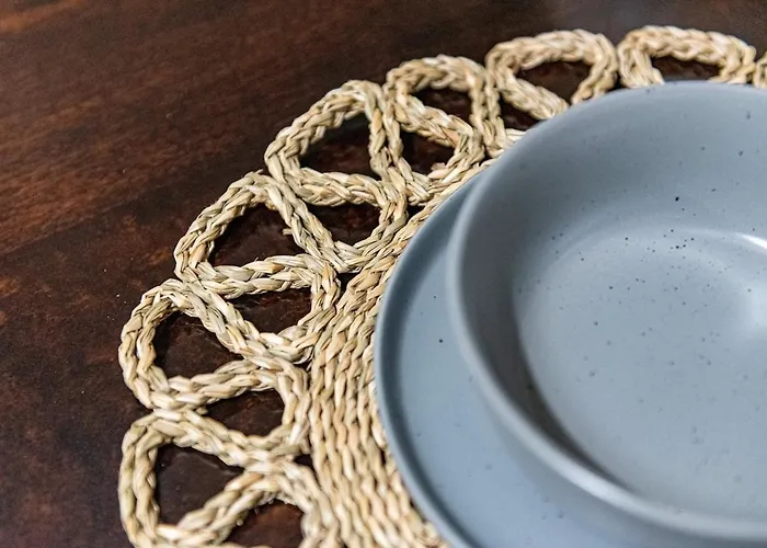 2 Bedroom Flat By Eccles Station With Communal Rooftop Garden *