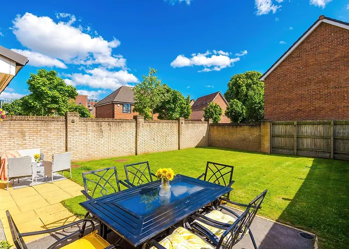 Stunning Riverside 3-bed By 53 Degrees In With Garden & Free Parking! Villa *