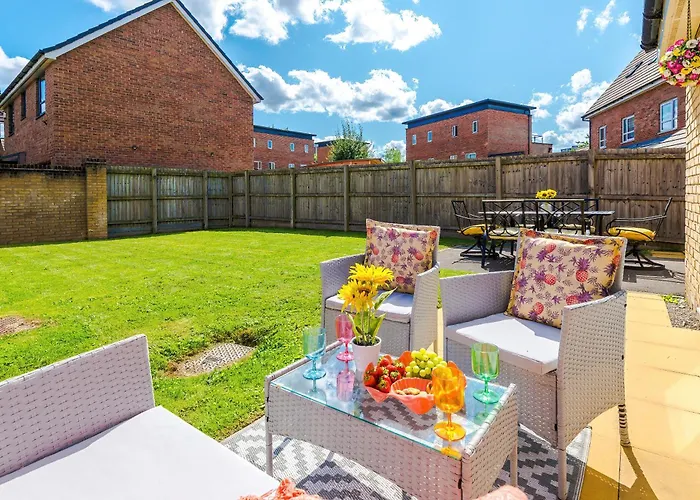 Stunning Riverside 3-bed By 53 Degrees In With Garden & Free Parking! Villa *