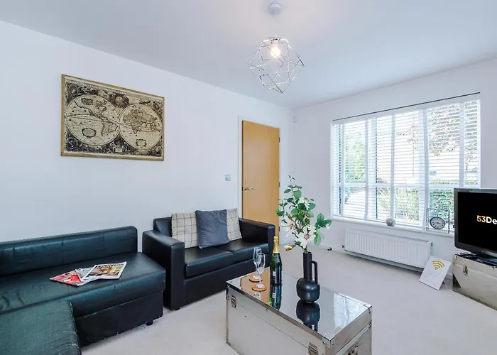 וילה Stunning Riverside 3-bed By 53 Degrees In With Garden & Free Parking!