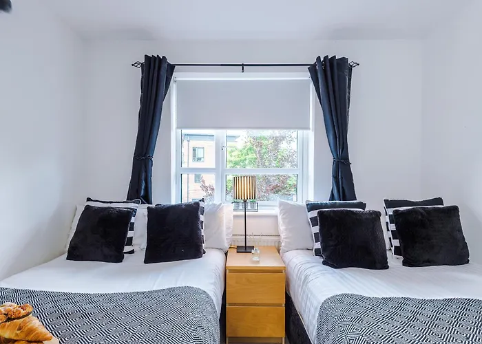 Stunning Riverside 3-bed By 53 Degrees In With Garden & Free Parking!