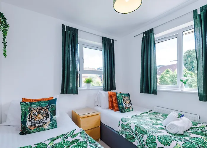 Stunning Riverside 3-bed By 53 Degrees In With Garden & Free Parking! Villa *