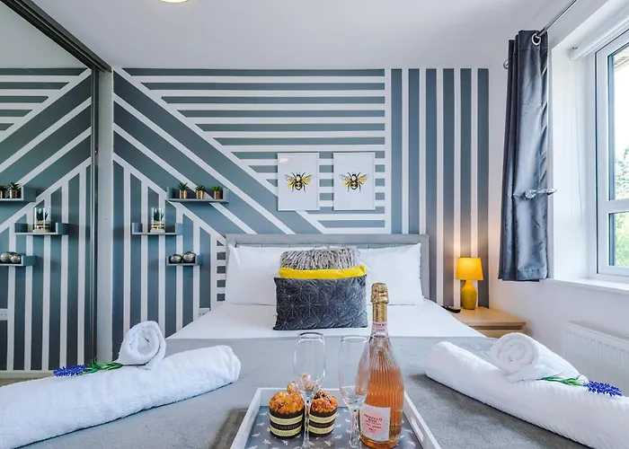 Stunning Riverside 3-bed By 53 Degrees In With Garden & Free Parking! *