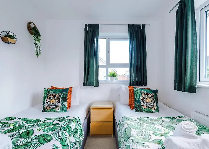 Stunning Riverside 3-bed By 53 Degrees In With Garden & Free Parking!