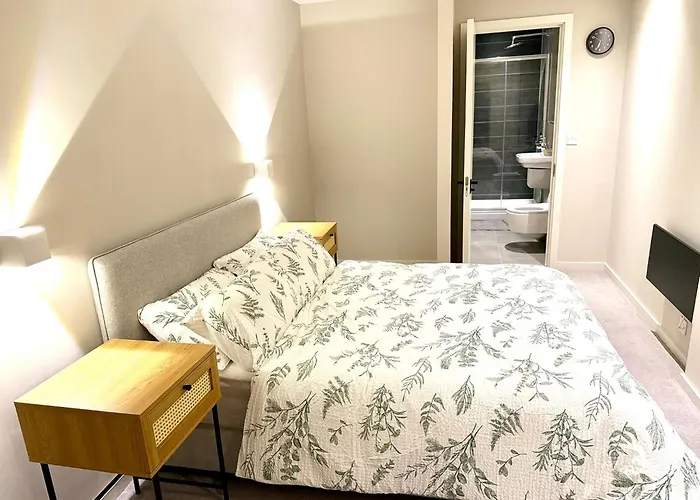 Elegant 2-bed 2-bath In With Balcony דירה מנצ'סטר