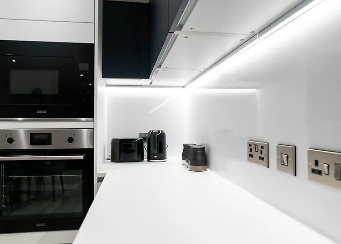 Modern 2 Bed Penthouse With Stunning Views In Center *