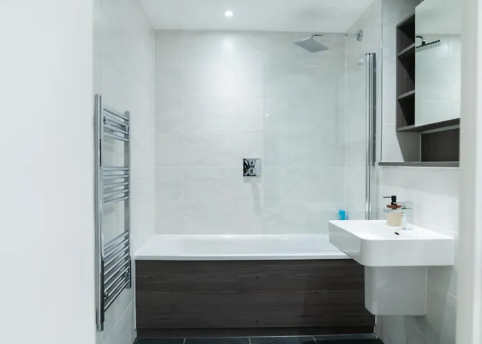 Modern 2 Bed Penthouse With Stunning Views In Center *