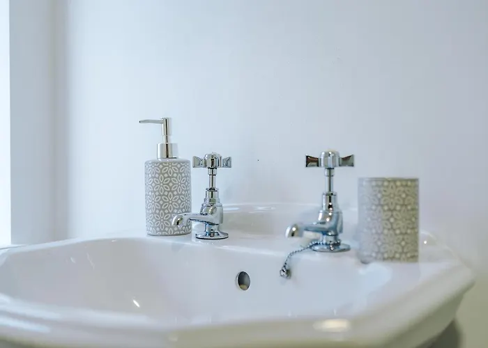 Stylish 3 Bedroom - Free Parking, Smart Tv, Sleeps 8