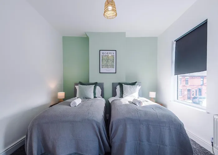 Stylish 3 Bedroom - Free Parking, Smart Tv, Sleeps 8 *