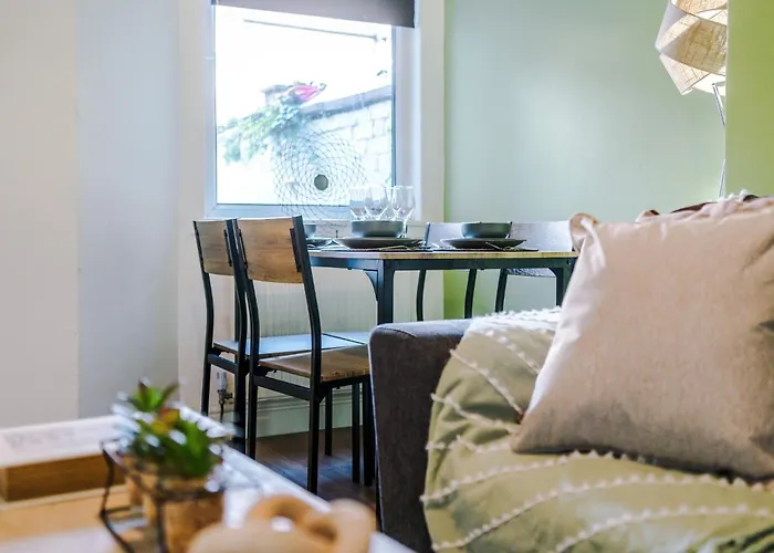 Prázdninový dům Stylish 3 Bedroom - Free Parking, Smart Tv, Sleeps 8 *